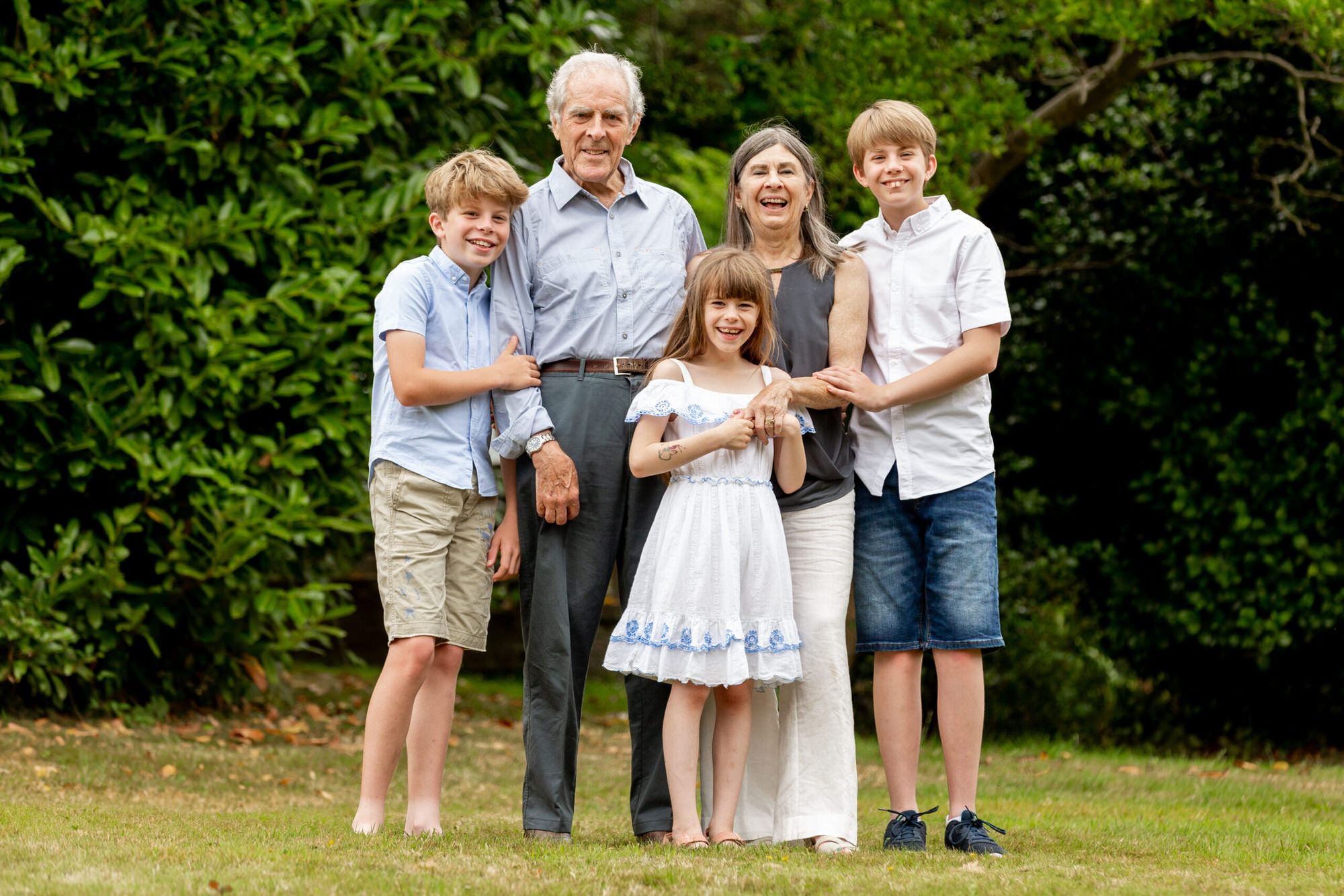 outdoor family photo sessions with grandparents